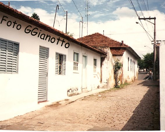 Rua estreita antiga, vila paraíso com Av Piracicaba., Лимейра