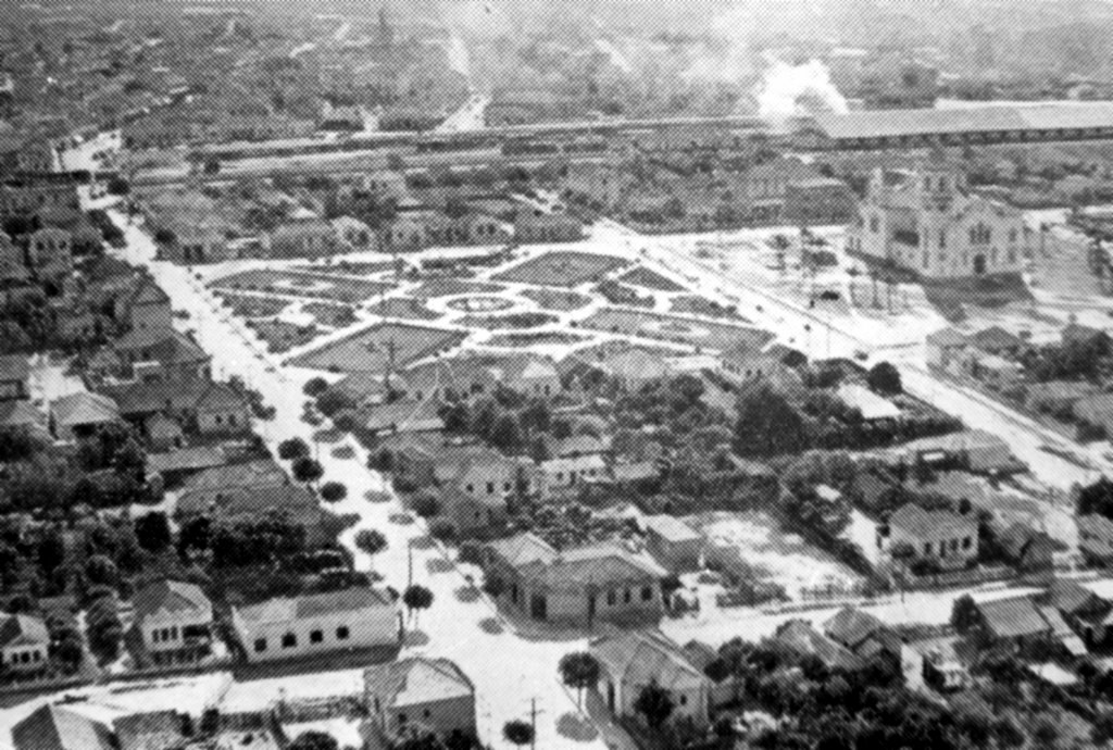 Vista aérea da Praça da Igreja São Bento - Década de 40, Марилия