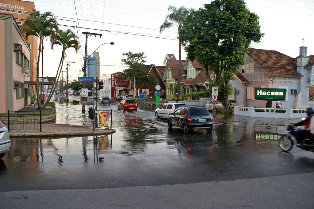Rua Itajaí inundada pela maré em dia de sol, Жоинвиле