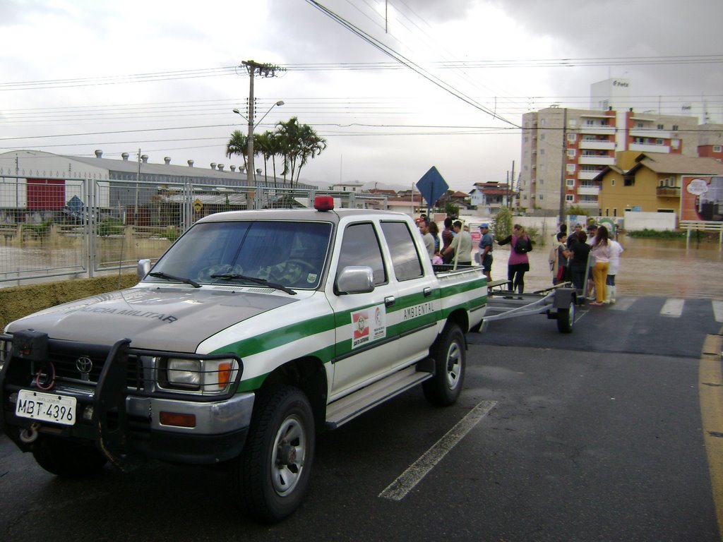 Policia Militar Ambiental de Joinville Trabalhando No Resgate de Pessoas - Enchente11/2008, Итажаи