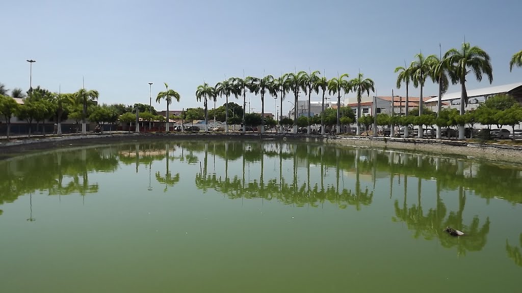Lagoa da telha , daqui foi retirado o material para  a construção da Cidade., Игуату