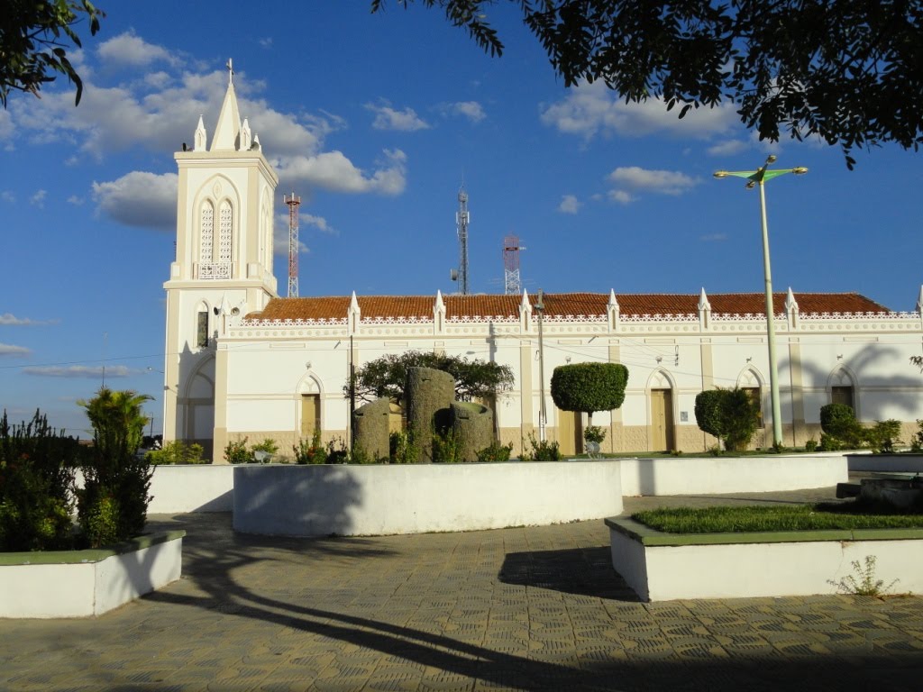 Independência-CE: Praça e Igreja Matriz no centro da cidade, Крато