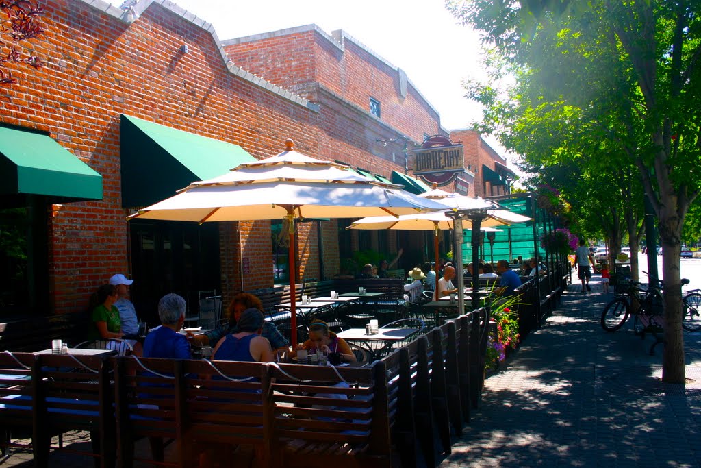 Lots of outside dining in Downtown Boise, Idaho, Бойсе