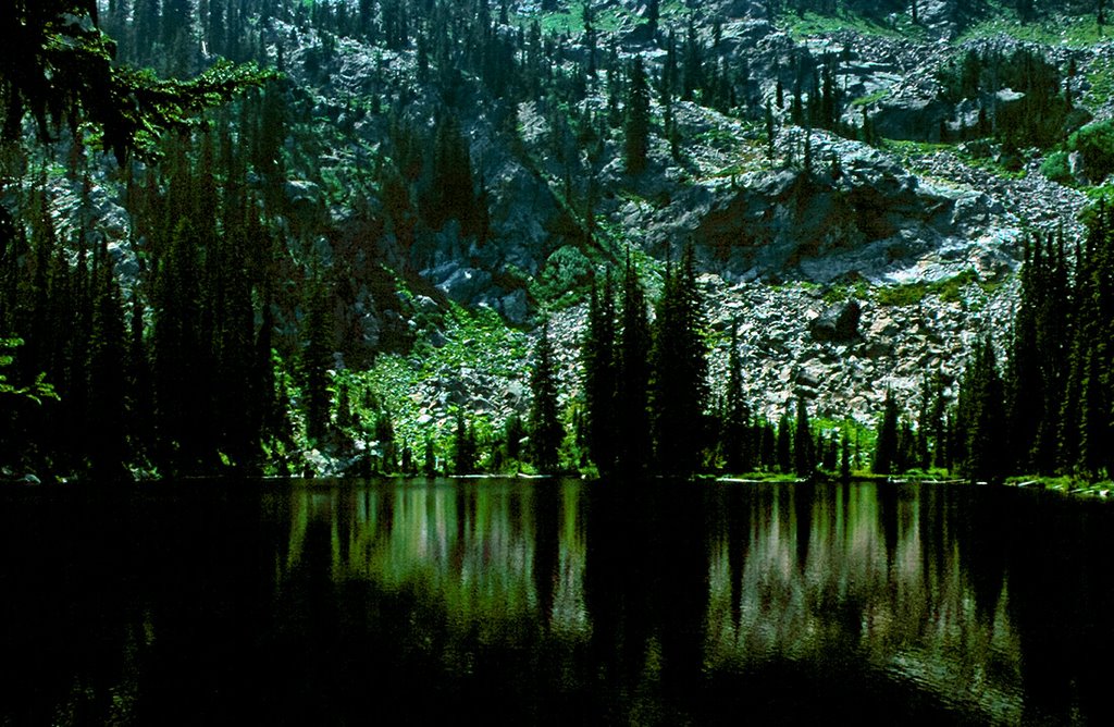 Dark waters of Center Creek Lake. Frank Church Wilderness, Левистон