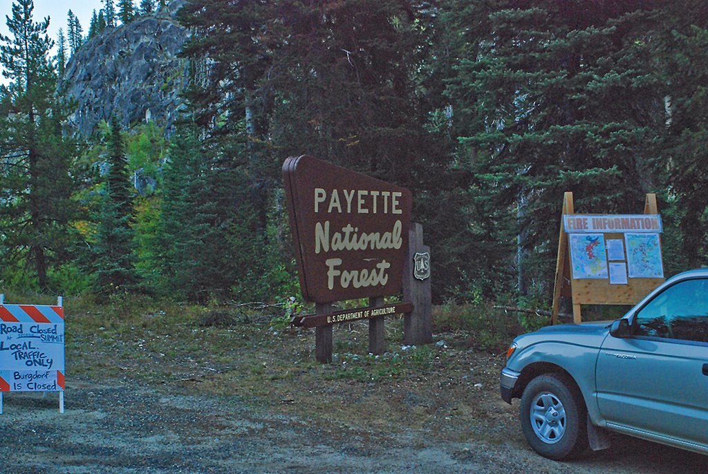 Payette NF boundary sign and forest fire closure. Sept  2007, Монтпелье