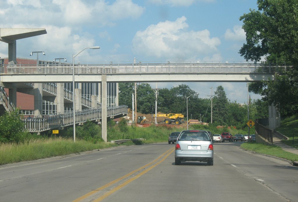 Pedestrian bridge on 6, Блуэ Грасс