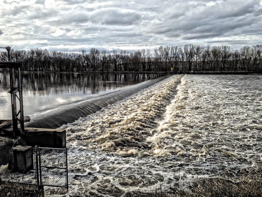 High Water At The Cedar River Roller Dam - Cedar Rapids, Iowa, Гилбертвилл