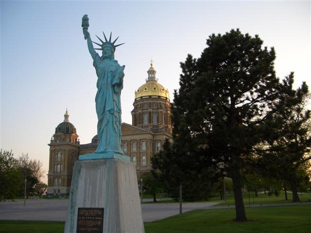 Statue of Liberty reproduction, Iowa State Capitol grounds, DesMoines, IA, Де-Мойн