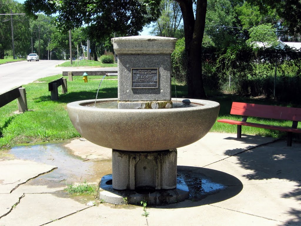 Old Southeast Water Trough at Sam Cohen Park on Scott Ave., Де-Мойн