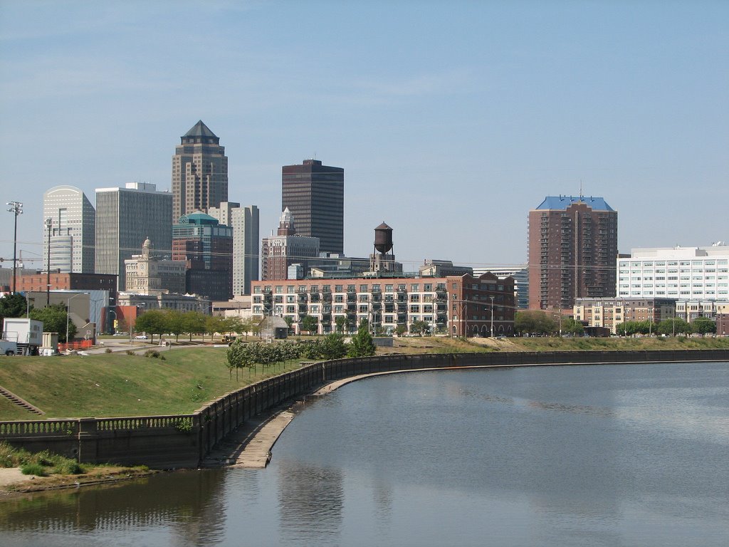 Des Moines skyline from SE of Principal Park, Де-Мойн