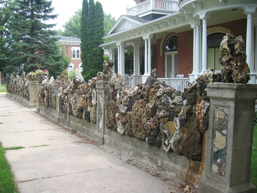Rock Wall at the Porter House - Decorah, Декора
