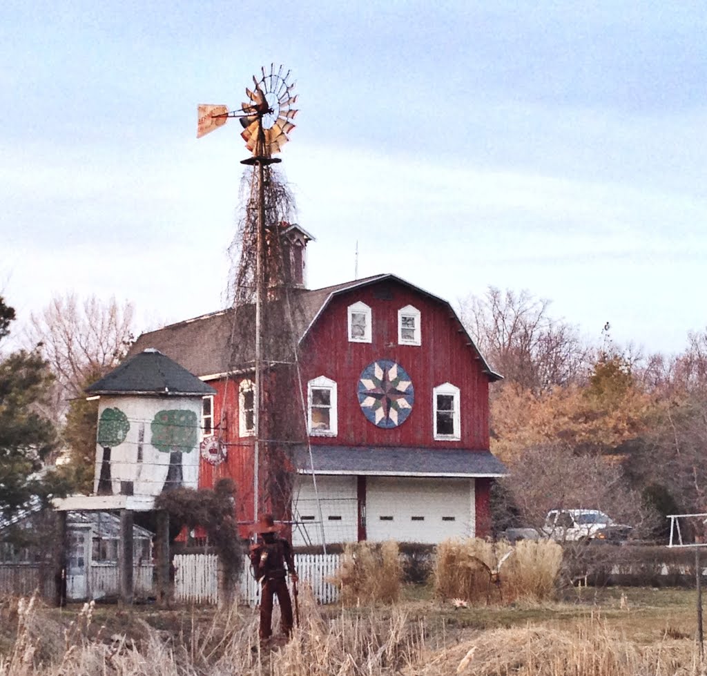 Farmer Statue, Old Barn & Silo - Cedar Rapids, Iowa, Денвер