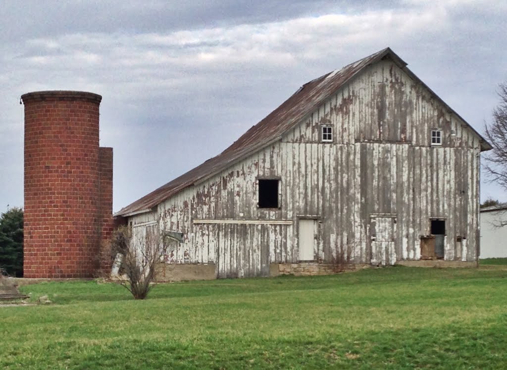 Vintage Barn & Brick Silo - Cedar Rapids, Iowa, Денвер