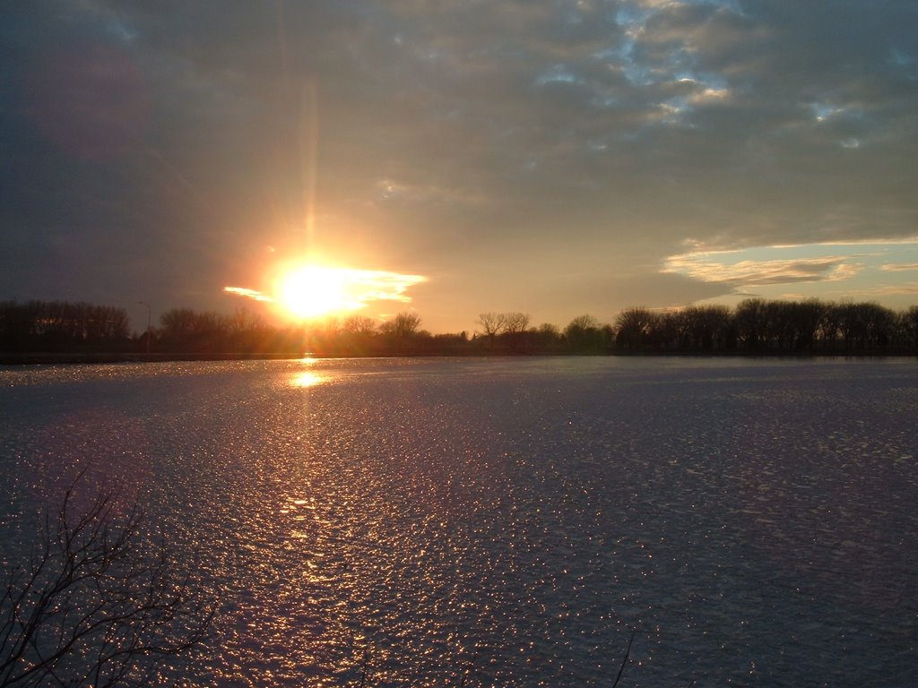 Dec 2004 - Worthington, Minnesota. Winter sunset shining on the ice of Lake Okabena., Калумет