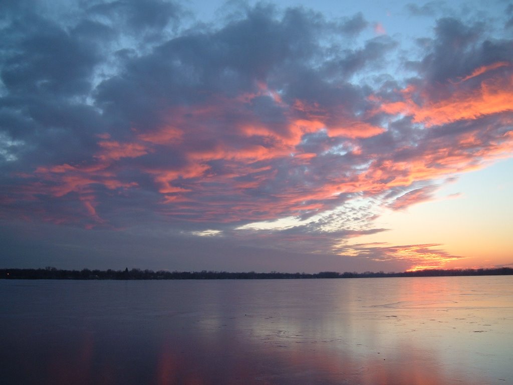 Dec 2004 - Worthington, Minnesota. Winter sunset clouds reflecting on the frozen Lake Okabena., Калумет