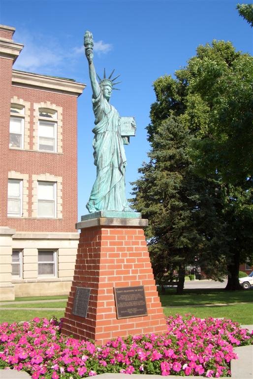 statue of liberty replica, Leon, IA, Коридон