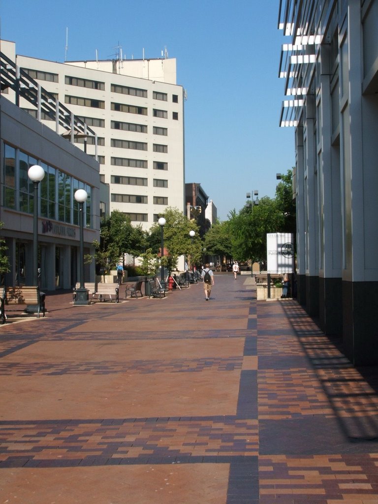 The Pedestrian Mall looking west. Iowa City, Седар-Фоллс