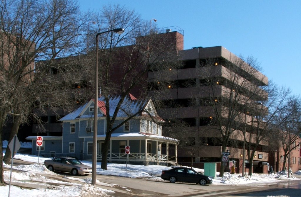 Womens Resource and Action Center (Next to parking ramp) in Winter 2008, Iowa City, IA, Сиу-Сити