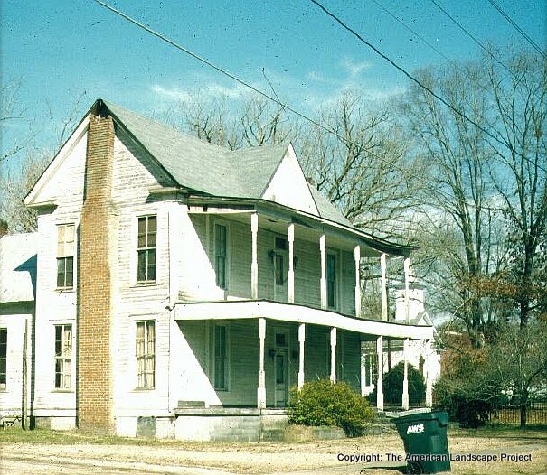 I House in Alabama, with add on porches to make it more Southern.  Central front gable is common in Mid Atlantic I houses., Бруквуд