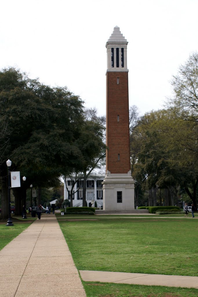 Denny Chimes with Presidents Mansion behind, Нортпорт