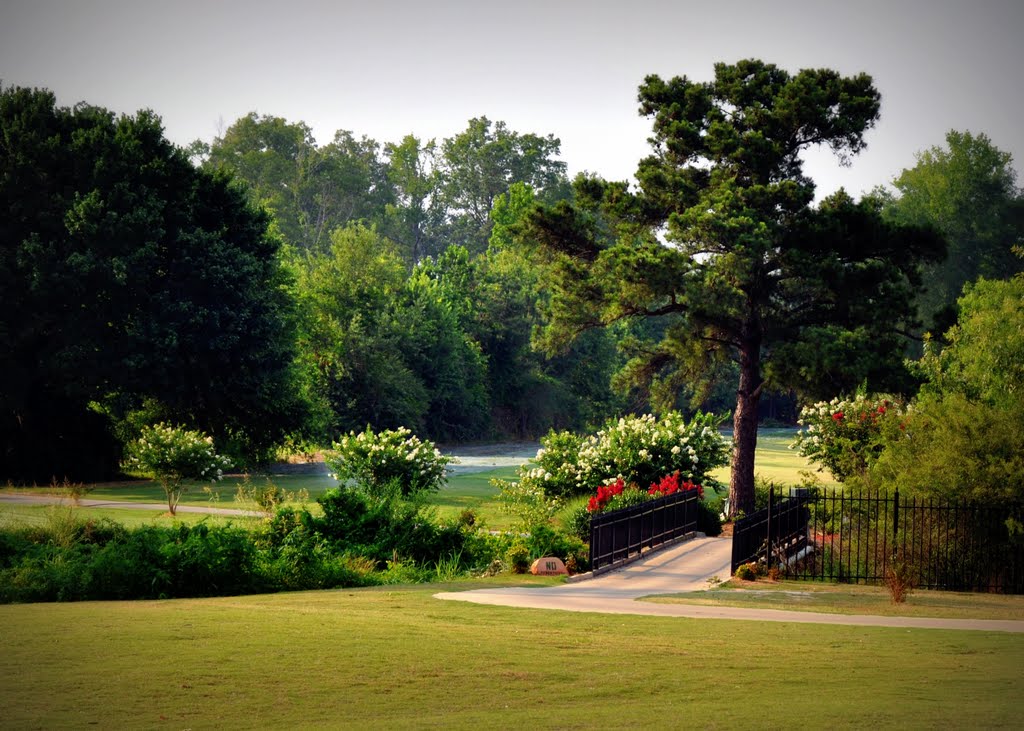 Walkway to the green on the Links in Tuscaloosa, Alabama, Нортпорт