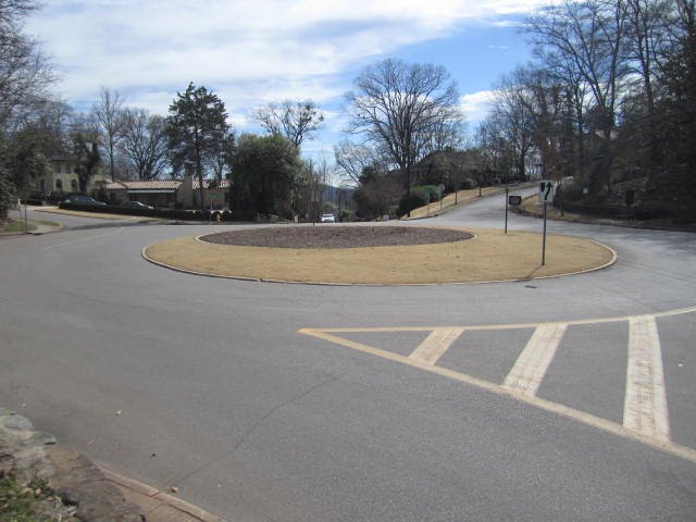 Roundabout atop Red Mountain, near English Village, Хомевуд