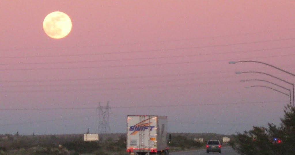 Full moon west of Phoenix, AZ, Авондейл