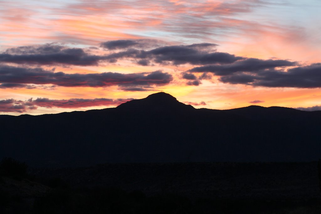 Sunset over mountains near Camp Verde, Гуадалуп