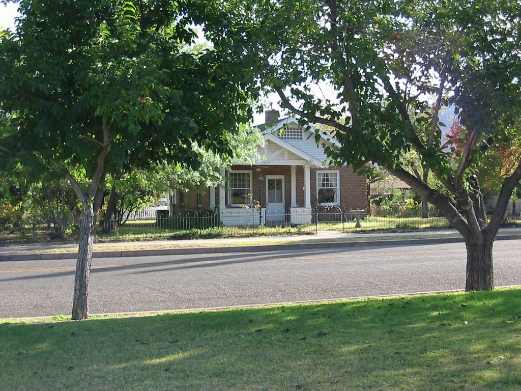 Neighborhood house from park, Кларкдейл