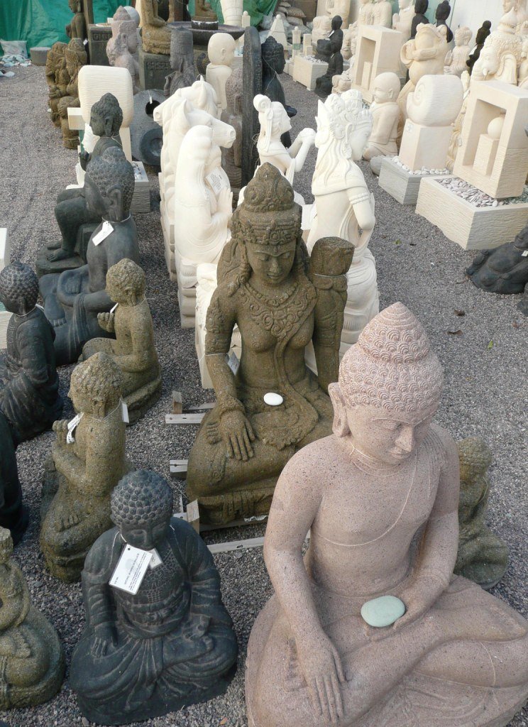 Handcarved stone statues, Кларкдейл