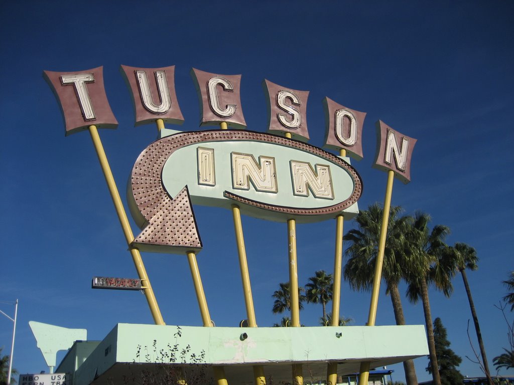 Old motel sign, downtown Tucson, AZ, Тусон