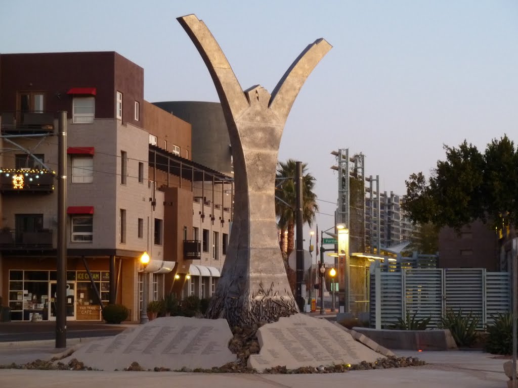 Downtown Phoenix, AZ: Release the Fear Statue, No More Violence Plaza, 2011, Финикс