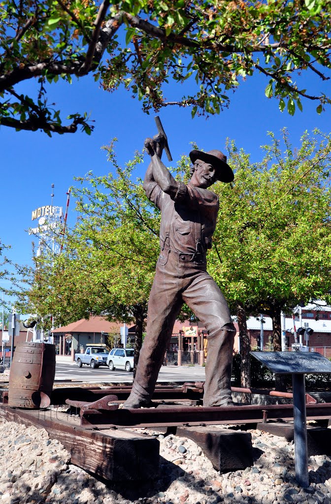 USA - AZ. Flagstaff. Walking the town - the Gandy Dancer sculpture..., Флагстафф