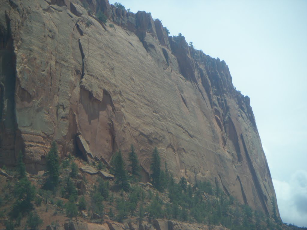 Red Rock face, Форт-Дефианс
