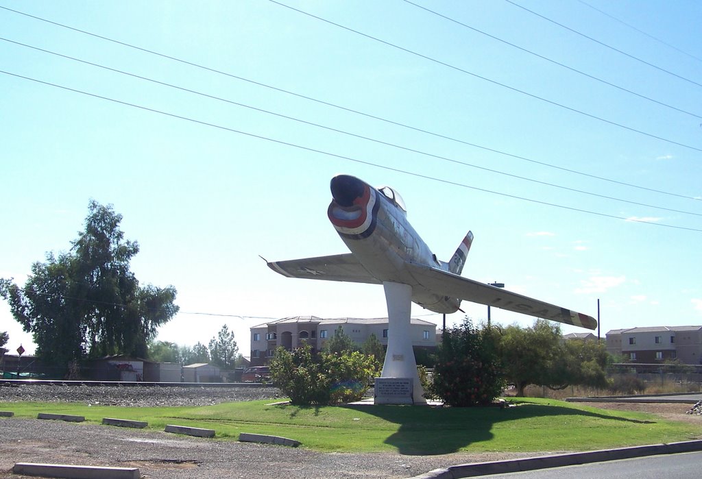 Small park area and fighter plane, Чандлер