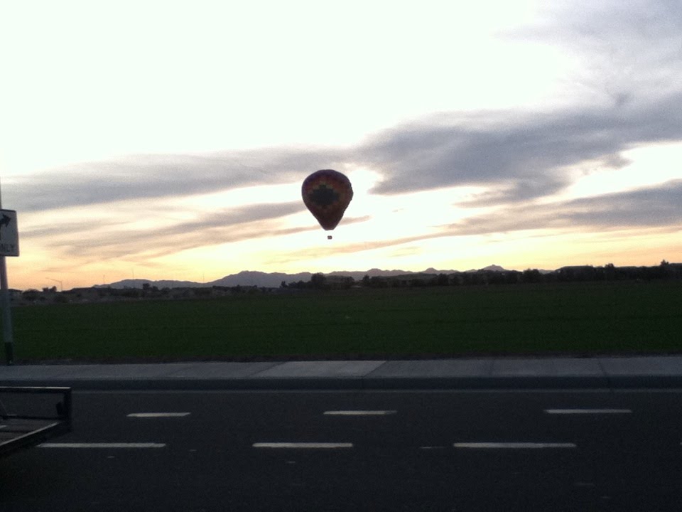 Hot air ballon over field, Чандлер