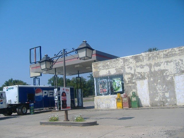 the old phillips 56 off hwy 64 and 105 north in atkins, Аткинс