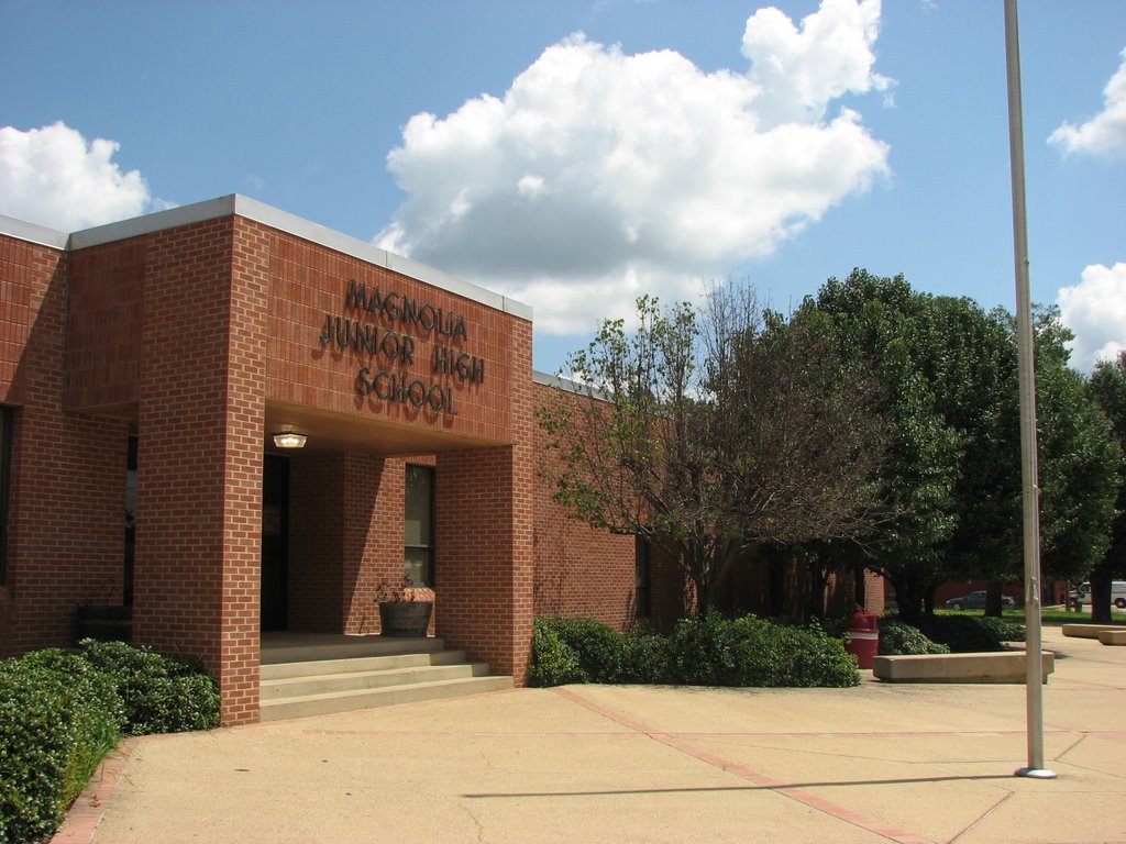 Magnolia Junior High School, Мак-Нейл