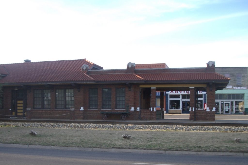 The Mena Train Depot., Мена