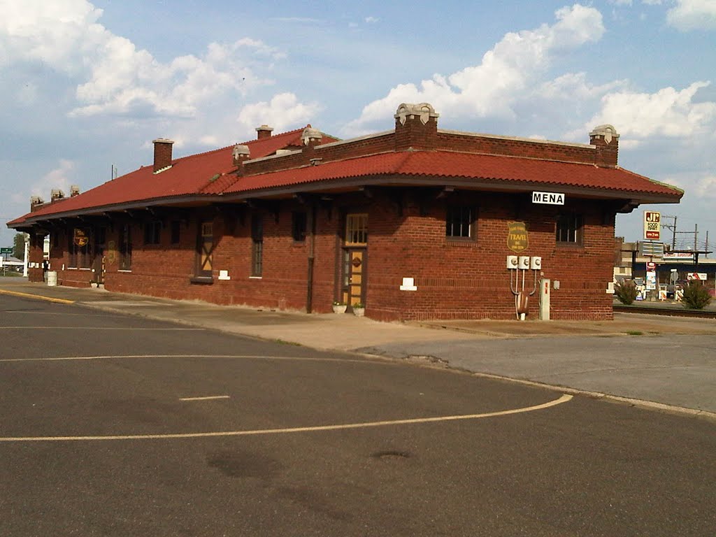Railroad depot, Мена