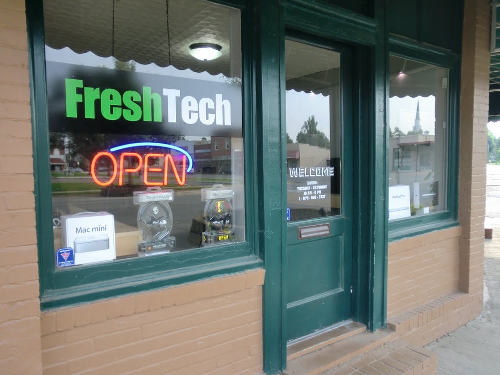 FreshTech exterior, opening day June 3, 2011, Пигготт