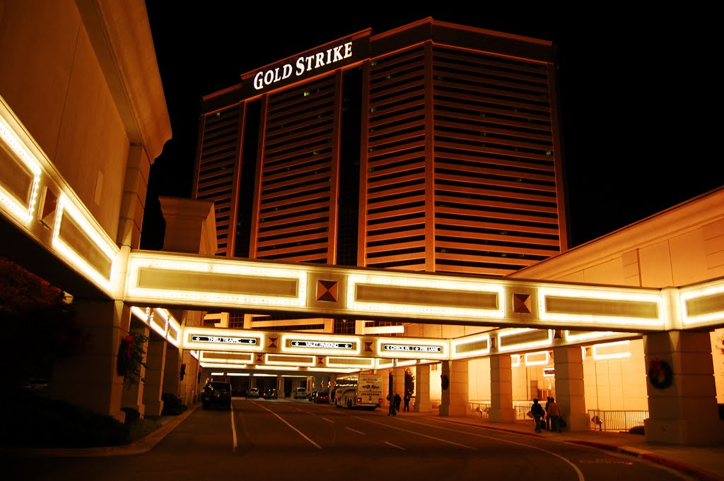 Entrance of Casino Goldstrike, Хоппер