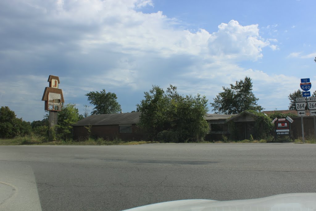 Abandoned Building at Entrance to Northwest Arkansas Regional Airport, Элм-Спрингс