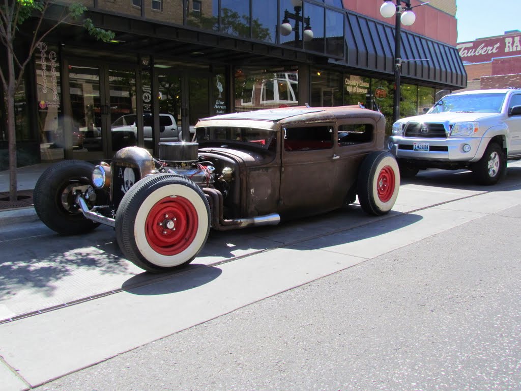 Street rod parked in front of Atrium Plaza, 201 E. 2nd St., Casper, Wyoming, viewing south-westerly, Каспер