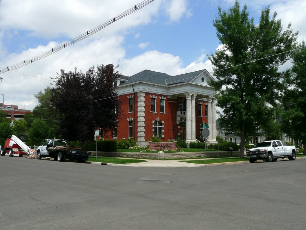 The old Wyoming Governors Mansion at 300 E. 21st St., at its intersection with House Ave., Cheyenne, Wyoming. Viewing north-north-easterly, Шайенн