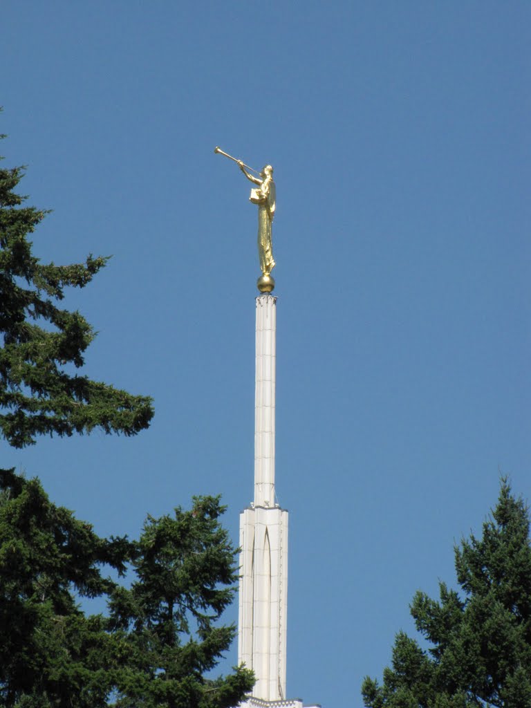 Gold trumpeter at the LDS Temple in Belllevue, WA, Истгейт