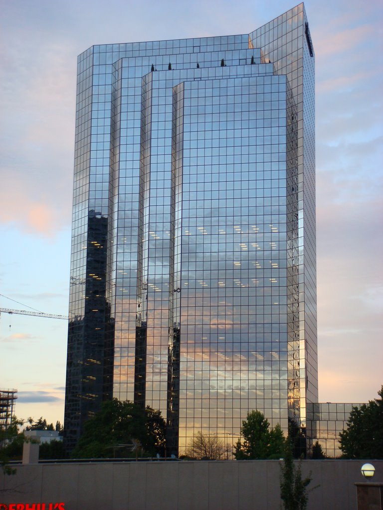 Shiny Skyscraper, Клайд-Хилл