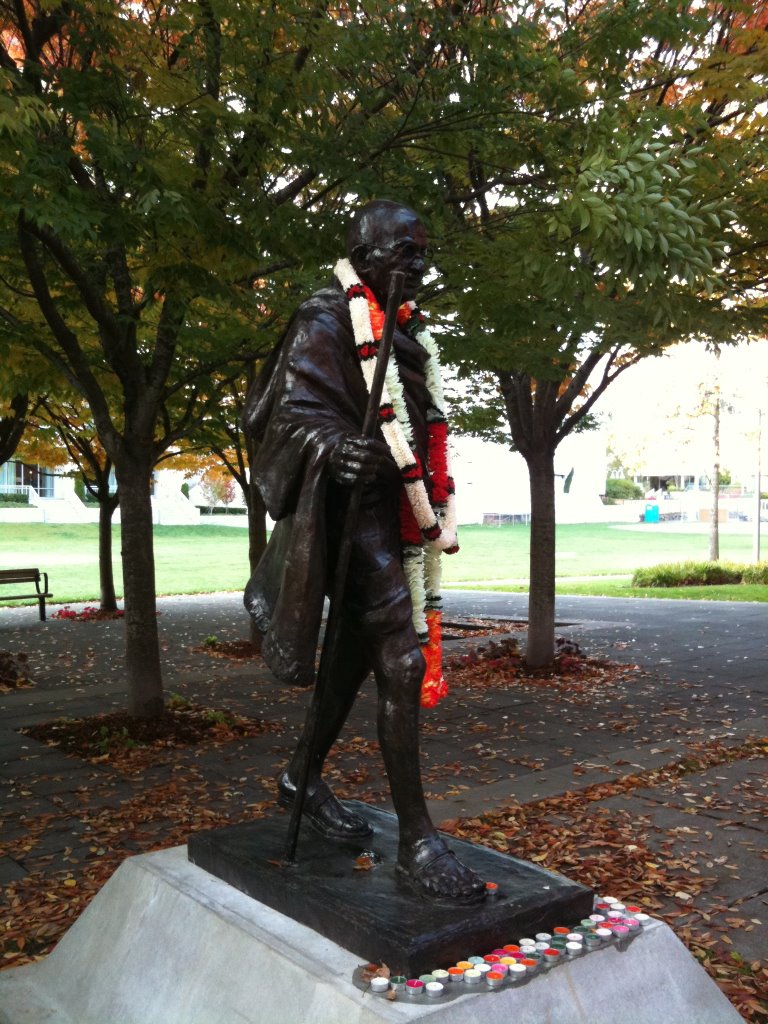 Statue of Mahatma Gandhi at the Bellevue Regional Library, Клайд-Хилл