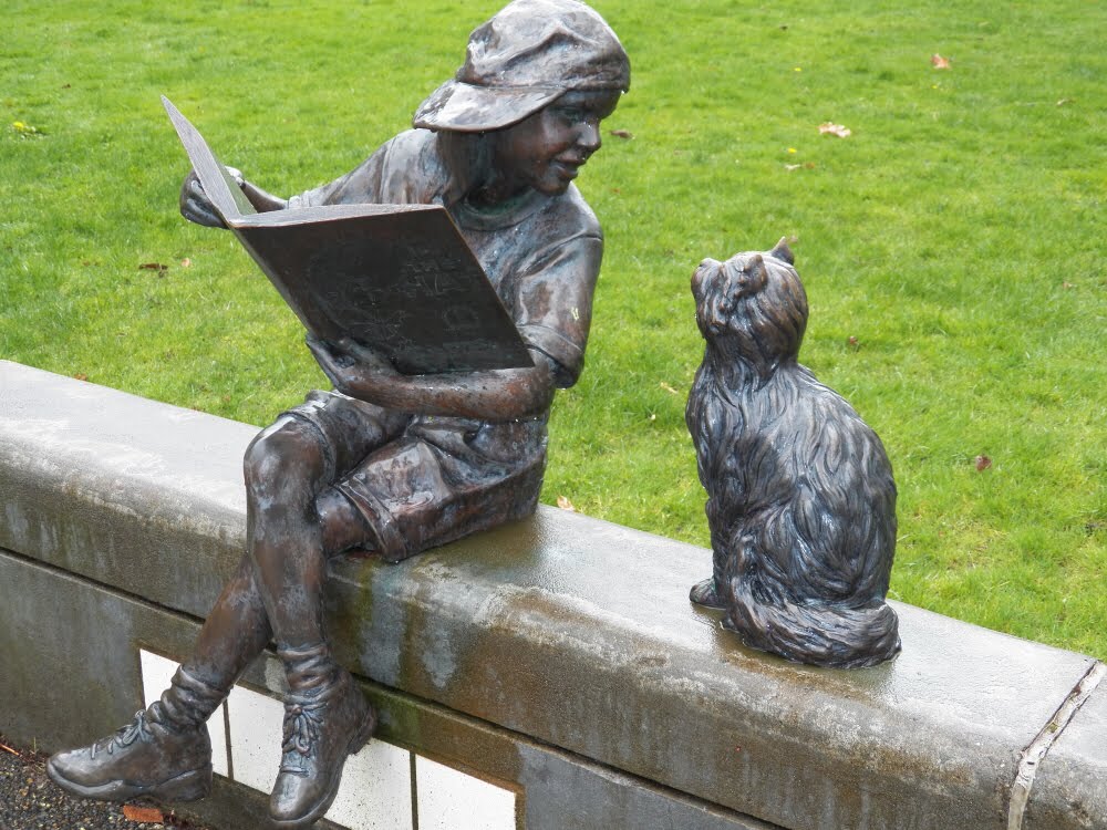 Girl Reading to Her Cat Statue, Longview Public Library, Longview Washington, Лонгвью