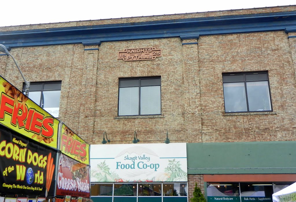 Knights of Pythias Building, Skagit Valley Food Co-op, 202 S 1st St, Mt Vernon, WA, built 1925, Маунт-Вернон